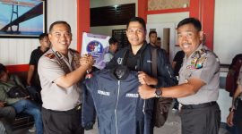 Wartawan Rega Media (Subaidi) saat menerima jaket yang diberikan oleh Kapolres Bangkalan, AKBP. Boby Paludin Tambunan.