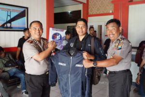 Kapolres Bangkalan Bagi-Bagi Jaket Buat Jurnalis