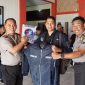 Wartawan Rega Media (Subaidi) saat menerima jaket yang diberikan oleh Kapolres Bangkalan, AKBP. Boby Paludin Tambunan.