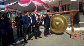 Dr. Drs. Ec. H.muh. Syarif, MSI. di dampingi Wakil rektor III dan presiden mahasiswa  terlihat memukul gong sebagai tanda peresmian penerimaan mahasiswa baru.