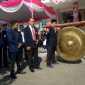 Dr. Drs. Ec. H.muh. Syarif, MSI. di dampingi Wakil rektor III dan presiden mahasiswa  terlihat memukul gong sebagai tanda peresmian penerimaan mahasiswa baru.
