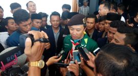 Menteri Pemuda dan Olah Raga (Menpora) Imam Nahrawi, saat di wawancara awak media sesudah menghadiri PKKMABA Sakera di UTM.