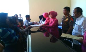 Gandeng Dispenduk Capil, Bhayangkari Polres Sampang Adakan Pembuatan Akte Kelahiran Gratis Untuk Masyarakat