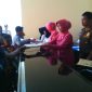 Ketua Bhayangkari Polres Sampang (Wulan Budhi Wardiman), didampingi Kapolres Sampang AKBP Budhi Wardiman dan Kepala Dispenduk Capil Kab. Sampang (Ali Wafa), saat memberikan akte kelahiran kepada warga.