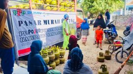 Situasi saat warga mulai memadati pasar murah LPG 3 Kg yang diadakan PT. Pojur Polana Pangeran di Desa Sokobanah Daya, Kecamatan Sokobanah, Sampang.