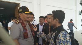 Kapolres Bangkalan AKBP Boby Paludin Tambunan saat diwawancarai reporter regamedianews (Samsul Arifin) usai mengisi materi di acara Badan Eksekutif Mahasiswa Kegiatan Mahasiswa (BEM KM) Universitas Trunojoyo Madura (UTM).