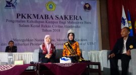 Asma Nadia (kiri), saat mengisi acara Badan Eksekutif Mahasiswa Kegiatan Mahasiswa (BEM KM UTM) tentang pengenalan Kehidupan Kampus Mahasiswa Baru di Universitas Trunojoyo Madura (PKKBAMA UTM),
