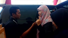 Asma Nadia, saat diwawancarai reporter regamedianews.com usai menyambangi Forum Lingkar Pena (FLP) cabang Bangkalan, Madura.