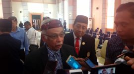 Rektor University Collage Bestari (UCB) Prof. Datuk Haji Tengku Mahmud saat di wawancarai sejumlah awak media.