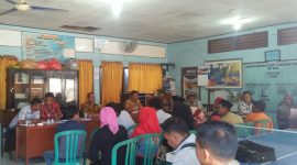 Warga Desa Astapah (pelanggan PDAM, red) saat ngeluruk kantor PDAM Sampang.