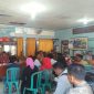 Warga Desa Astapah (pelanggan PDAM, red) saat ngeluruk kantor PDAM Sampang.