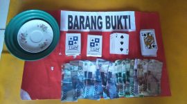 Barang bukti yang diamankan perugas Polsek Tanjungbumi, Bangkalan, usai melakukan penangkapan pelaku perjudian.