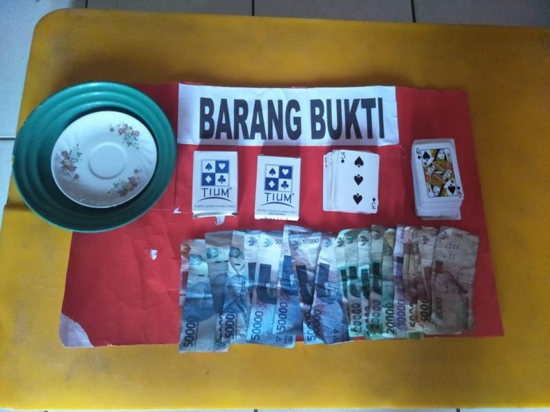 Barang bukti yang diamankan perugas Polsek Tanjungbumi, Bangkalan, usai melakukan penangkapan pelaku perjudian.