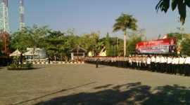 Suasan saat berlangsungnya upacara bendera HUT Kemerdekaan RI yang ke 73 di Mapolres Sampang