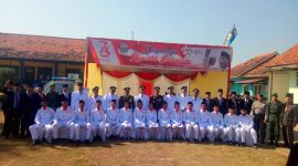 Pose bersama pihak Kecamatan serta Muspika Socah, Bangkalan, beberapa kepala desa (Kades) se-socah dan beberapa anggota DPRD Bangkalan saat pose bersama paskibraka sesudah upacara.