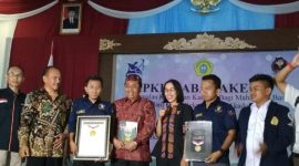 Rektor UTM bersama Menager Rekor Muri saat pose bersama sesudah menerima penghargaan rekor muri se-dunia atas rekor merajut dan membentangkan bendera merah putih terpanjang.
