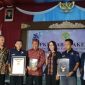 Rektor UTM bersama Menager Rekor Muri saat pose bersama sesudah menerima penghargaan rekor muri se-dunia atas rekor merajut dan membentangkan bendera merah putih terpanjang.