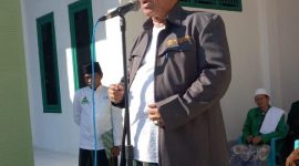 KH. Najibul Khior, Syuriah PCNU Pamekasan yang bertindak sebagai Komandan Upacara HUT RI ke-73.