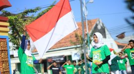 Suasana saat prosesi pengibaran bendera merah putih dalam upacara peringatan HUT Kemerdekaan RI ke 73 di Monumen Trunojoyo Sampang yang dilakukan oleh suporter Persesa (Trunojoyo Mania).