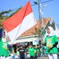 Suasana saat prosesi pengibaran bendera merah putih dalam upacara peringatan HUT Kemerdekaan RI ke 73 di Monumen Trunojoyo Sampang yang dilakukan oleh suporter Persesa (Trunojoyo Mania).