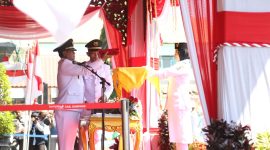 Pj Bupati Sampang (H. Jonathan Judianto) saat menyerahkan bendera merah putih kepada paskibraka.