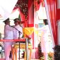 Pj Bupati Sampang (H. Jonathan Judianto) saat menyerahkan bendera merah putih kepada paskibraka.