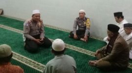 Kanit lantas Polsek Sawahan (AKP.Didik Sulistyo) saat menyampaikan Sosialisasi Safety Riding kepada Jamaah Subuh di masjid Assalam Patemon surabaya