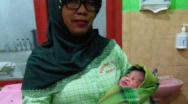 Salami, asal Dusun Perreng, Desa Kamoning, Kecamatan Sampang, setelah melahirkan anak keduanya.
