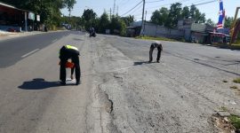 Anggota Satlantas Polres Bangkalan melakukan olah TKP.