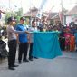 Kapolsek Robatal Ipda Sunarno saat melepas peserta JJS didampingi Pj.Kades Gunung Rancak dan Ceo Rega Media Group dan Anggota Koramil Robatal