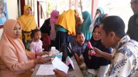 Disela kesibukan petugas Pobindu mendata dan memerika anak - anak di Yayasan Wakaf Baitul Hikmah.