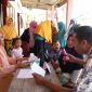 Disela kesibukan petugas Pobindu mendata dan memerika anak - anak di Yayasan Wakaf Baitul Hikmah.