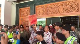 Massa dari PMII berada didepan kantor Pemkab Bangkalan, usai saling dorong mendorong oleh petugas keamanan.