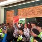 Massa dari PMII berada didepan kantor Pemkab Bangkalan, usai saling dorong mendorong oleh petugas keamanan.