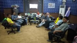Perwakilan massa dari perkumpulan Driver Online berada diruangan Wakil Ketua DPRD Sulawesi Selatan.