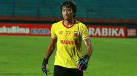 Kiper Madura United (Herry Prasetyo).