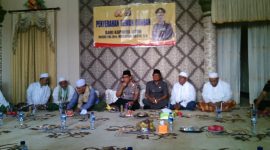 Kepala Kepolisian Daerah Jawa timur (Irjen Pol Drs. Machfud Arifin. SH) saat berada di Pon-Pes Darul Ulum 2 Gersempal, Omben, bersama jajaran Forkopimda Sampang dan beberapa tokoh ulama'.