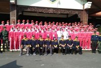 Pj Bupati Sampang H. Jonathan Judianto (tengah) didampingi istri, saat pose bersama dengan jajaran Forkopimda dan seluruh calon Paskibraka di depan Pendopo Bupati Sampang.