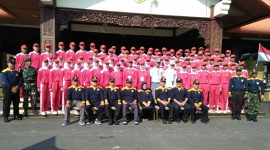 Pj Bupati Sampang H. Jonathan Judianto (tengah) didampingi istri, saat pose bersama dengan jajaran Forkopimda dan seluruh calon Paskibraka di depan Pendopo Bupati Sampang.