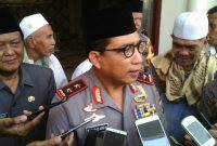 Kapolda Jawa Timur (Irjen Pol Drs. Machfud Arifin, SH) saat diwawancarai awak media di kediaman pengasuh Pondok Pesantren Darul Ulum 2, Gersempal, Omben, Sampang, Madura.