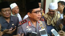 Kapolda Jawa Timur (Irjen Pol Drs. Machfud Arifin, SH) saat diwawancarai awak media di kediaman pengasuh Pondok Pesantren Darul Ulum 2, Gersempal, Omben, Sampang, Madura.
