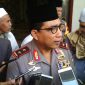 Kapolda Jawa Timur (Irjen Pol Drs. Machfud Arifin, SH) saat diwawancarai awak media di kediaman pengasuh Pondok Pesantren Darul Ulum 2, Gersempal, Omben, Sampang, Madura.