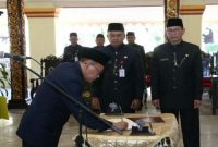 Bupati Sumenep (A. Busyro Karim) saat menandatangani SK mutasi jabatan esselon IV A dan B pejabat Pemkab Sumenep di pendopo keraton.