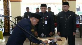 Bupati Sumenep (A. Busyro Karim) saat menandatangani SK mutasi jabatan esselon IV A dan B pejabat Pemkab Sumenep di pendopo keraton.