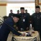 Bupati Sumenep (A. Busyro Karim) saat menandatangani SK mutasi jabatan esselon IV A dan B pejabat Pemkab Sumenep di pendopo keraton.