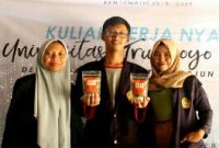 Mahasiswa/mahasiswi Universitas Trunojoyo Madura (UTM) saat menunjukkan salah satu program utama KKN 50 yakni Produk Unggulan Stik Singkong di Desa Kodek, Kecamatan Torjun, Kabupaten Sampang.