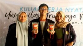 Mahasiswa/mahasiswi Universitas Trunojoyo Madura (UTM) saat menunjukkan salah satu program utama KKN 50 yakni Produk Unggulan Stik Singkong di Desa Kodek, Kecamatan Torjun, Kabupaten Sampang.
