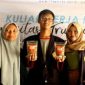 Mahasiswa/mahasiswi Universitas Trunojoyo Madura (UTM) saat menunjukkan salah satu program utama KKN 50 yakni Produk Unggulan Stik Singkong di Desa Kodek, Kecamatan Torjun, Kabupaten Sampang.