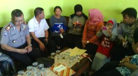 Orang tua (ibu) Eva Zhulianti Sari (nomor tiga dari kiri), saat dipanggil dinas terkait dan polisi di Rumah Perlindungan Sosial (RPS)  Trunojoyo, Jl. Mutiara, Kelurahan Banyuanyar, Kecamatan/Kabupaten Sampang.