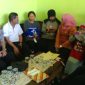 Orang tua (ibu) Eva Zhulianti Sari (nomor tiga dari kiri), saat dipanggil dinas terkait dan polisi di Rumah Perlindungan Sosial (RPS)  Trunojoyo, Jl. Mutiara, Kelurahan Banyuanyar, Kecamatan/Kabupaten Sampang.